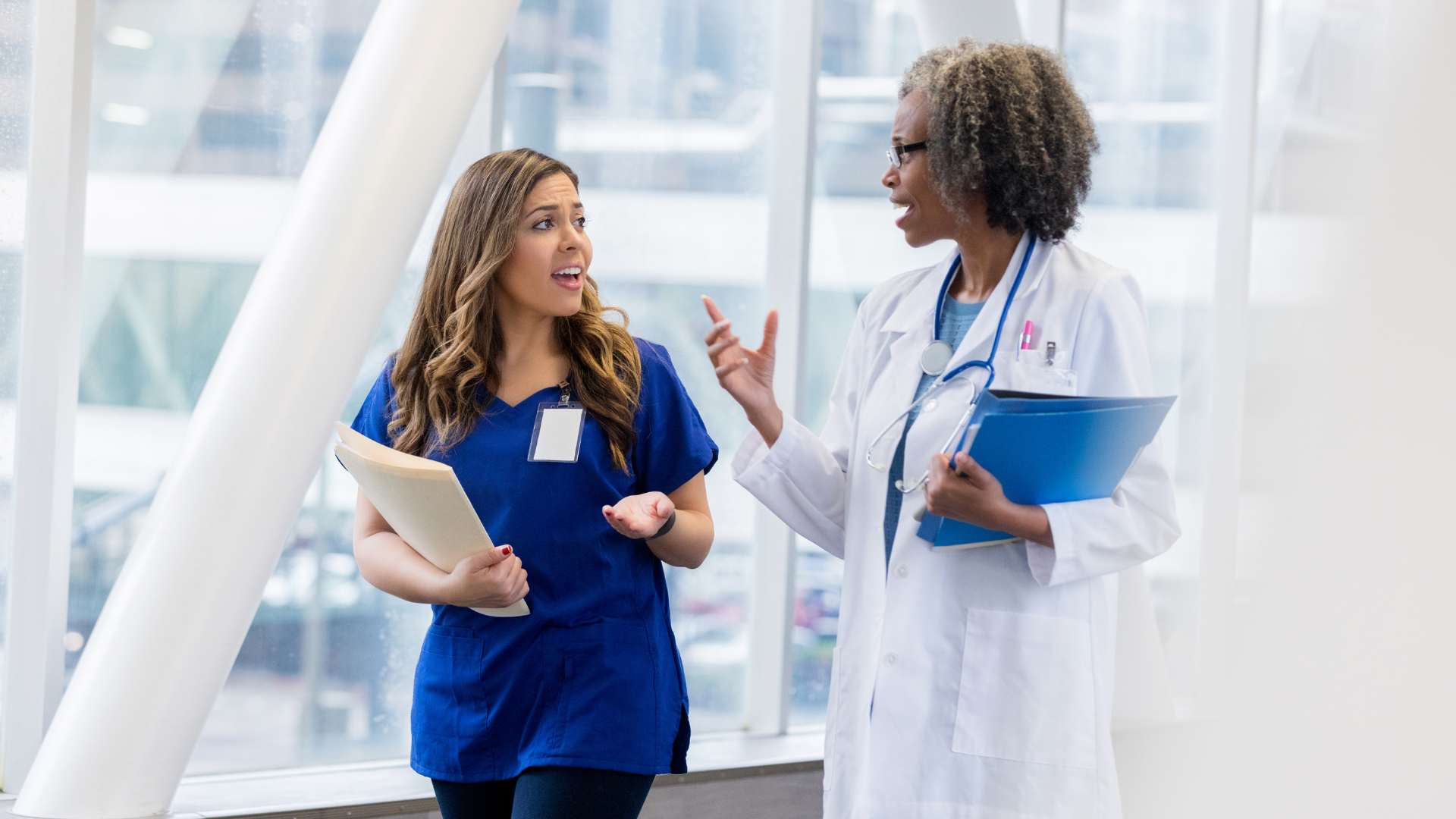 Female physicians discuss patient's case